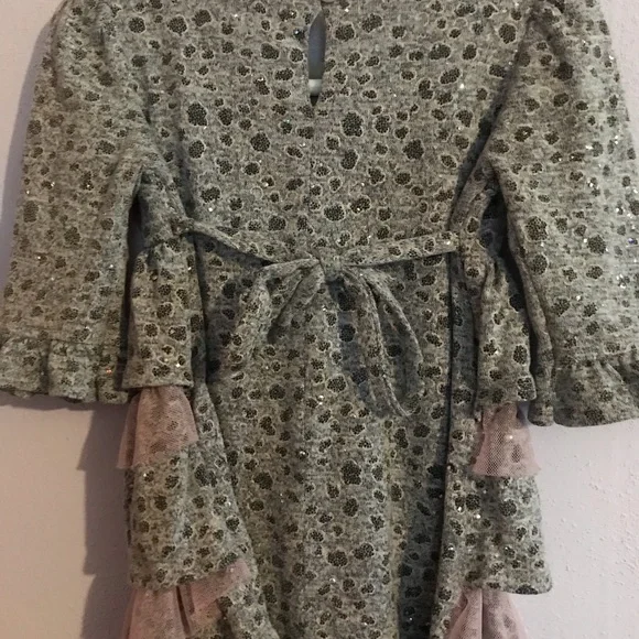 Girls ruffle top with pink bow 🎀 and rhinestone. Girls size 3T - Picture 5 of 5